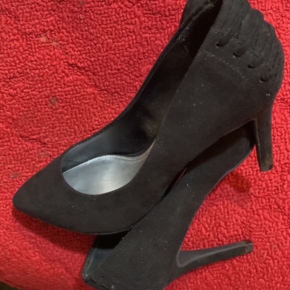 Black heels size 6 1/2 almost new - Picture 4 of 4